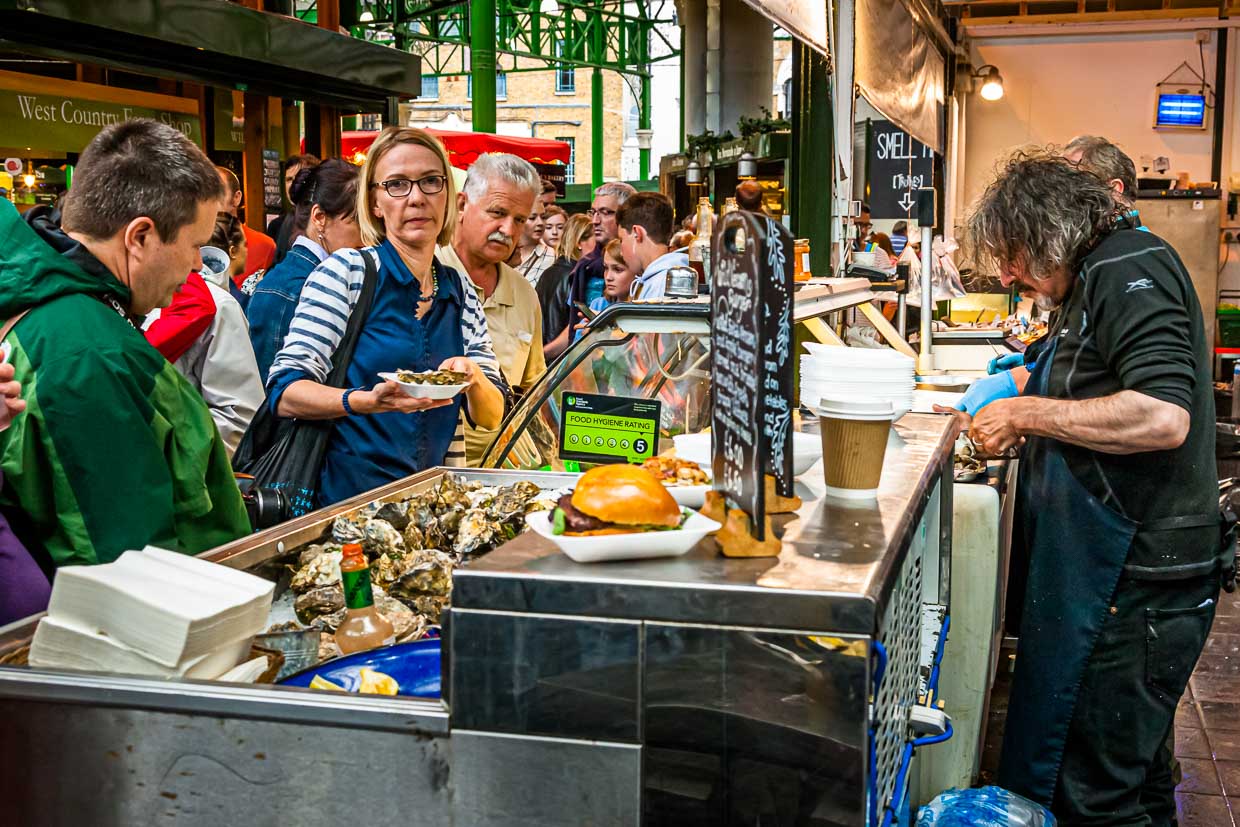 Auf dem Borough Market in London geht es am Wochenende recht tumultartig zu. Auch für Austern muss man hier Schlange stehen. Wer auf Burger de luxe oder Burritos steht, muss länger warten / © Foto: Georg Berg