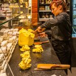 Im Maison du Beurre in Saint Malo teilt die Verkäuferin aus einem Butterblock Stücke von 125 g ab / © Foto: Georg Berg