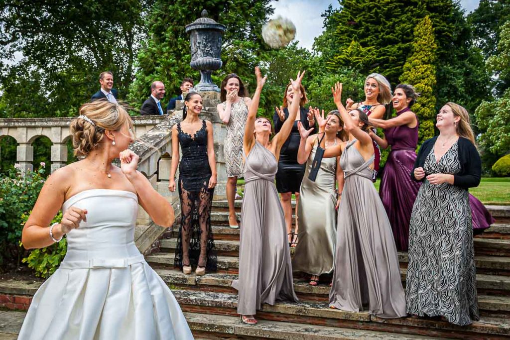 Wer fängt den Brautstrauß und kommt als nächste unter die Haube? / © Foto: Georg Berg