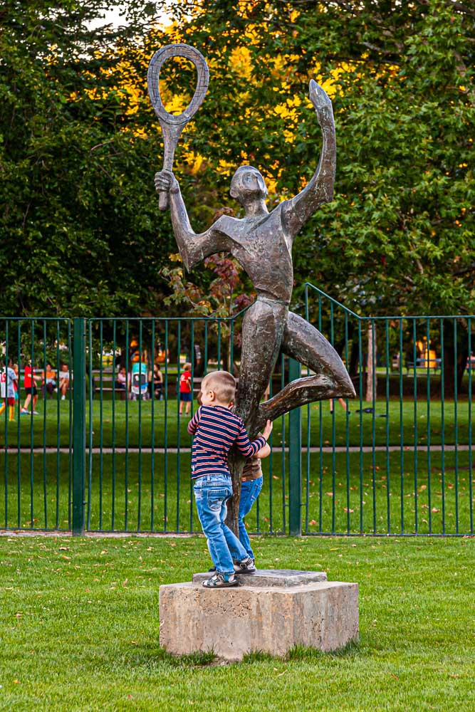 Bronze-Statue eines Tennisspielers im Park von Dobrich in Bulgarien / © Foto: Georg Berg