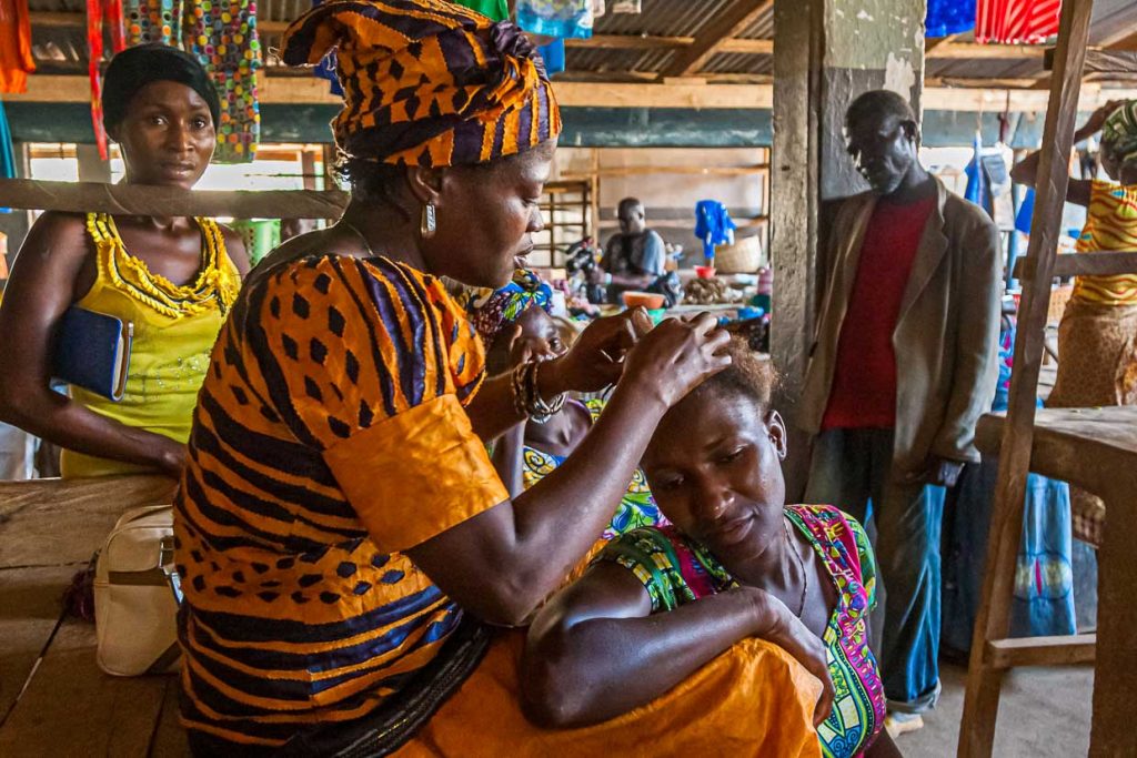Haarstyling auf einem afrikanischen Markt / © Foto: Georg Berg