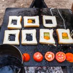 Das Frühstück krönt Sab mit einem Spiegelei im Outback-Style / © Foto: Georg Berg