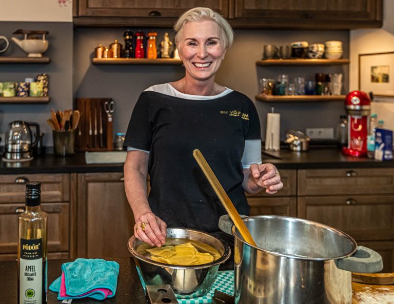 Su Vössing in ihrer Küche. Für die Rezeptentwicklung braucht sie vor allem Ruhe. Ein Radio läuft bei ihr nie / © Foto: Georg Berg