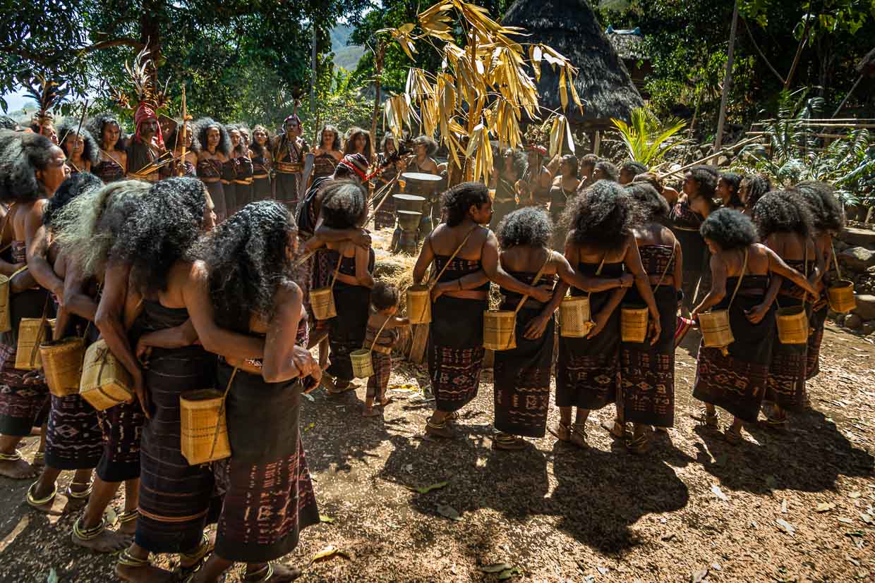 Musik und Tanz spielt eine wichtige Rollen im Zusammenleben aud der indonesischen Insel Flores. Der eigene Betelbehälter ist immer dabei / © Foto: Georg Berg