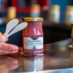 Viele der aromatisierten Senfsorten enthalten noch die Senfschalen. Sie gehören zu den groben Senfsorten und sind mit weiteren Burgund-Spezialitäten wie Cassis, der schwarzen Johannisbeere oder mit Pain d’Epices, Lebkuchengewürzen, verfeinert / © Foto: Georg Berg