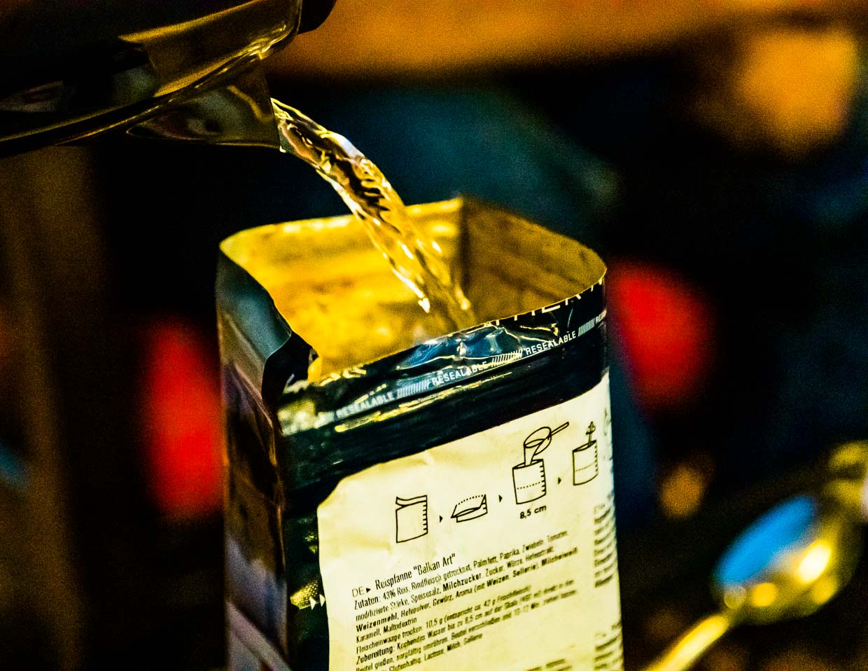 Trek'n Eat: 600 g heißes Wasser zugießen, rühren und nach 10 Minuten ist die Mahlzeit fertig / © Foto: Georg Berg