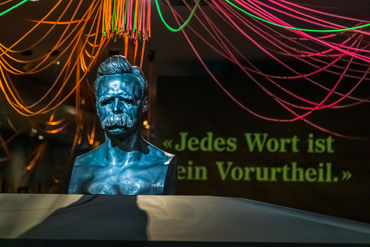 Einige Aphorismen aus dem Werk von Friedrich Nietzsche sind ebenso bekannt wie sein mächtiger Schnauz / © Foto: Georg Berg