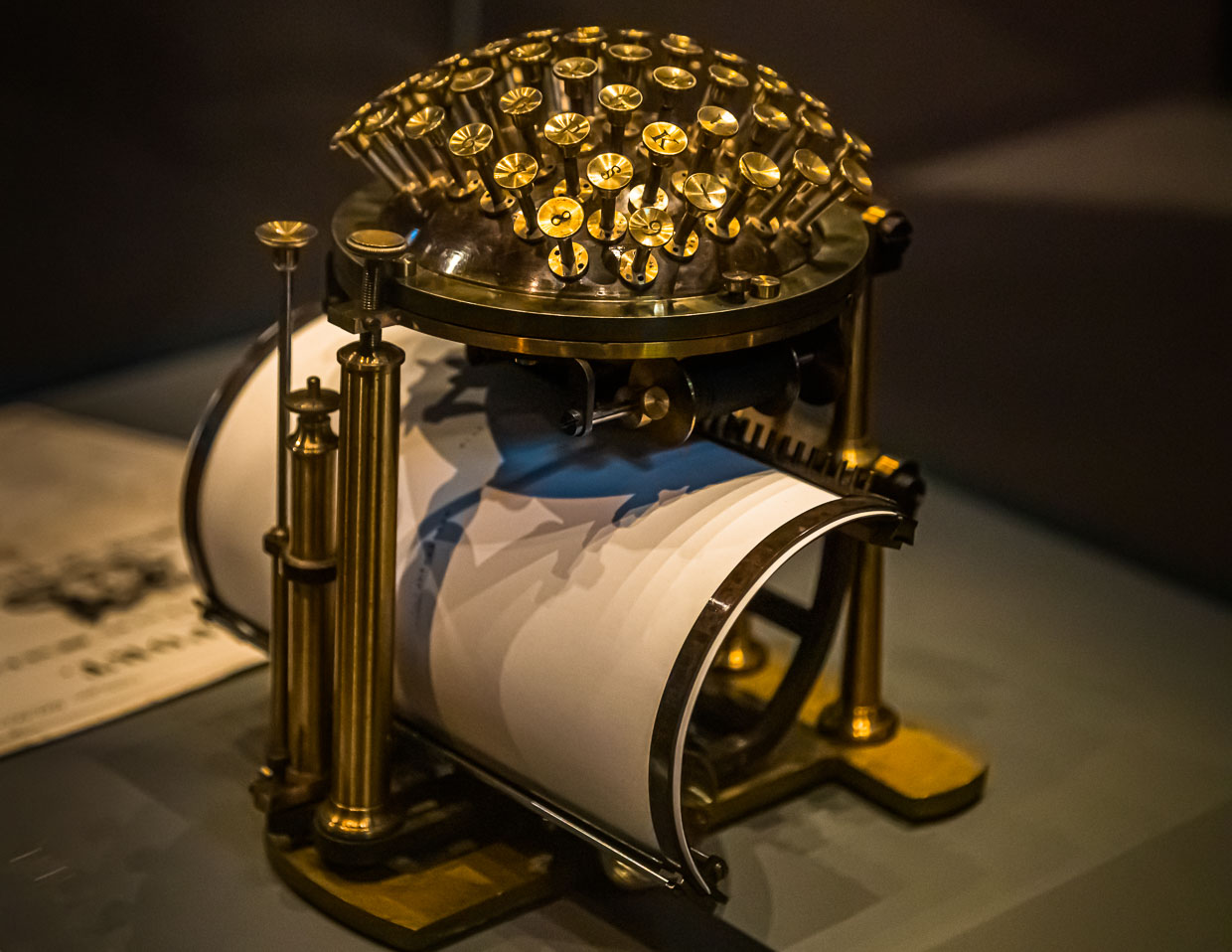 Nietzsche hat seine letzten Werke auf dieser in Dänemark gefertigten Schreibkugel zu Papier gebracht / © Foto: Georg Berg