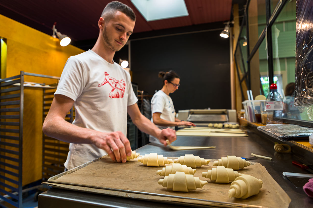 In der Bäckerei KULT kann man die Bäcker bei der Arbeit durch die Scheibe beobachten. Hier entstehen Croissants, die in Basel Gipfel heißen / © Foto: Georg Berg