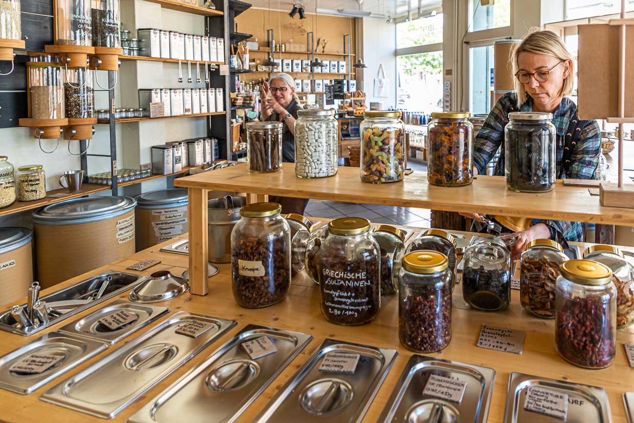 Abstecher in den Unverpackt-Laden. Foodtourer können sich hier zwei Gläser mit dem Inhalt ihrer Wahl abfüllen / © Foto: Georg Berg