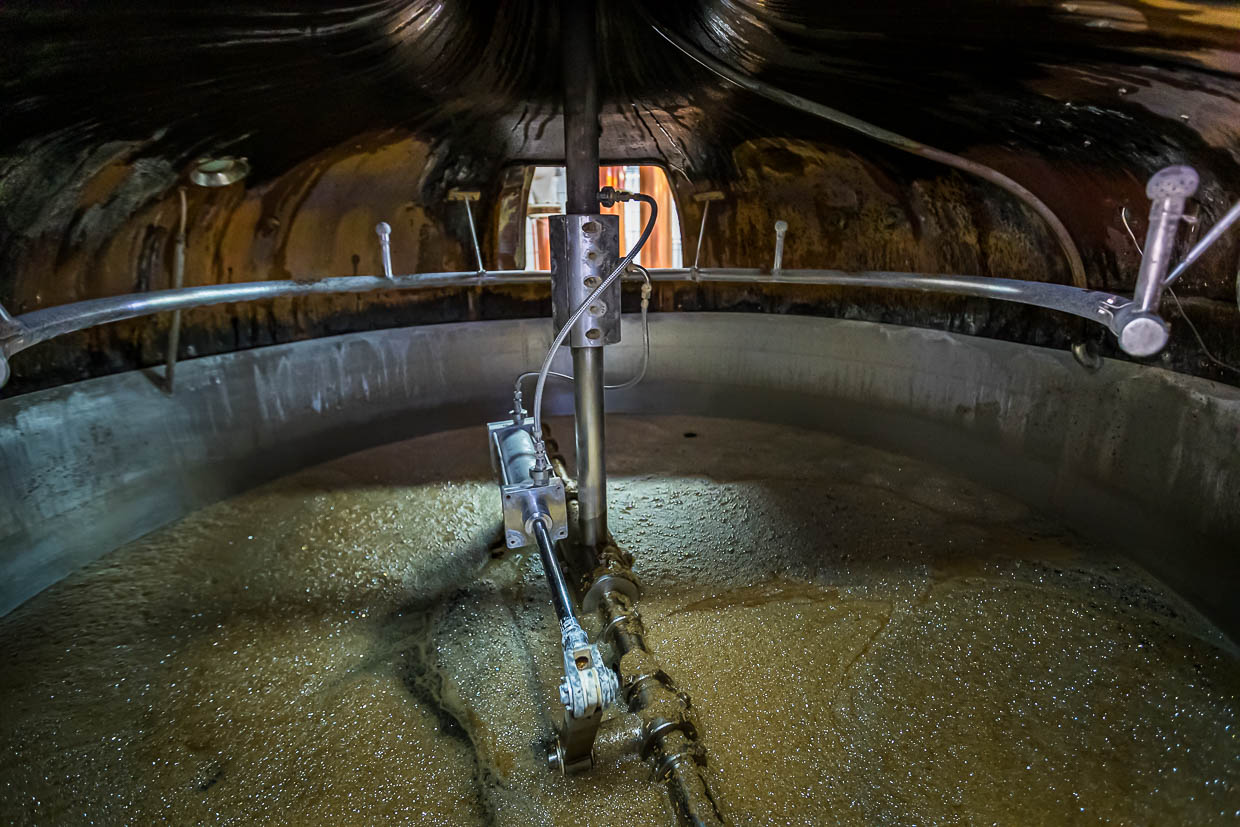 Blick in den Sudkessel der Heller Brauerei Schlenkerla. Sie ist eine von nur noch zwei Brauereien, die Rauchbier produzieren / © Foto: Georg Berg