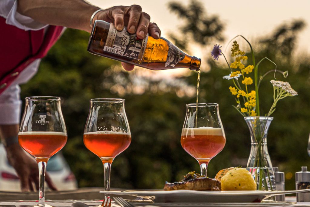 Bei gutem Wetter findet im Garten der Hollerhöfe ein Bier-Seminar statt, begleitet von einem Vier-Gang Menü / © Foto: Georg Berg