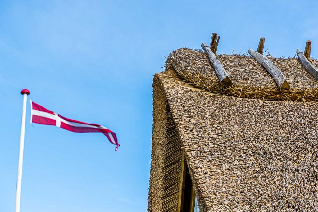 Reetdach mit dänischer Flagge / © Foto: Georg Berg
