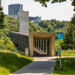 Etagenwechsel. Mit dem gläsernen Aufzug Pfaffenthal-Oberstadt wurde der Park Pescatore in der Oberstadt mit dem Stadtteil Pfaffenthal im Alzettetal verbunden / © Foto: Georg Berg