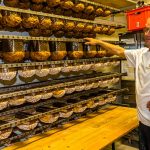 Damit die prächtige Kuppel nicht in sich zusammensinkt, werden Panettone sofort nach dem Backen über Kopf zum Auskühlen gehängt / © Foto: Georg Berg