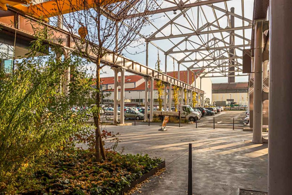 „Hall in one“ nennt sich das neue Einkaufscenter und Freizeitgelände in Saint-Chamond, Frankreich. Es wurde 2018 in die Hallen der ehemals dort ortsansässigen Stahlindiustrie (Compagnie des forges et aciéries de la Marine et d'Homécourt)erbaut. Im ehemaligen Industriekomplex befindet sich die Shoppingmall "Hall in 1" mit Kino, Brasserien, Freizeit- und Einkaufsmöglichkeiten / © Foto: Georg Berg
