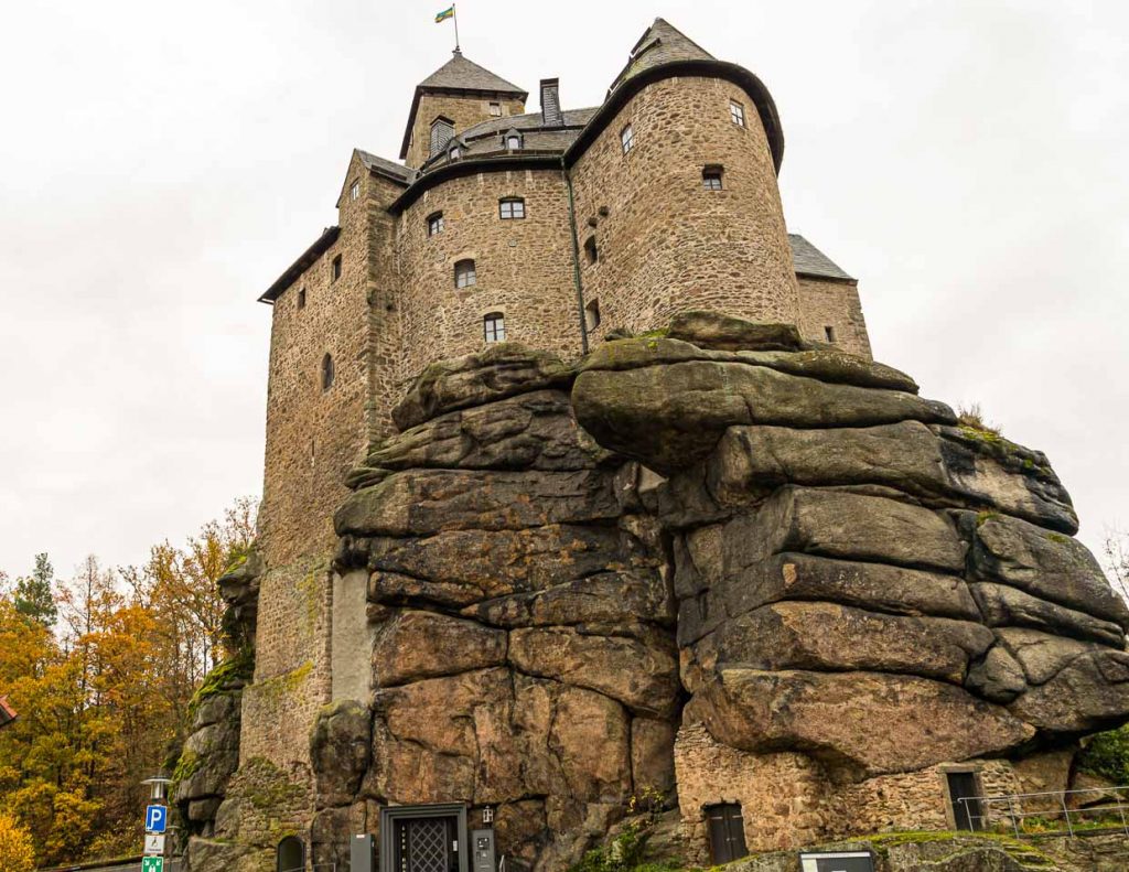 Vor über 1.000 Jahren wurde Burg Falkenberg auf einer markanten Granitformation erbaut. Heute führt ein Aufzug durch den alten Brunnenschacht in das Hotel und das Museum / © Foto: Georg Berg