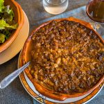 Chef Eric Rousselot bereitet das berühmte Cassoulet Imperial in der Hostellerie Etienne zu, die seit 1956 als Familienbetrieb geführt wird. Die braune Kruste gehört zu einem guten Cassoulet. Des weiteren nur noch ein einfacher Salat und ein Glas Wein - c’est tout - c’est bien! / © Foto: Georg Berg