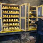 Marialuce Valtulini in ihrem Felsenkeller, der sogenannten Cantine in Salorino. In einem normalen Jahr wären alle Fächer mit den kleinen, zylinderförmigen Käsen gefüllt, aber seit der Covid Pandemie ist die Produktion zurückgefahren. Denn der Zincarlin wird gerne von Touristen gekauft und diese bleiben aus / © Foto: Georg Berg