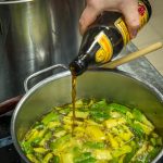 Eine Melange von guten Zutaten. Der Bohnensuppe nach einem mittelalterlichen Rezept wird neben viel Safran auch Rauchbier zugefügt / © Foto: Georg Berg