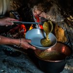In Cerentino kann man im aufwendig renovierten historischen Patrizierhaus Cà Vegia wohnen, mit jahrhundertealten Originalmöbeln, aber ohne Strom. Polenta wird über dem offenen Feuer zubereitet, Circolo della Rovana, Schweiz / © Foto: Georg Berg