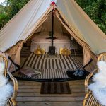 Glamping im Garten der Villa Skovly. Das geräumige Zelt mit Doppelbett steht auf einer Holzterasse im Obstgarten. Die Villa Skovly gehört Familie Blixen. Der Familiensitz der dänischen Linie, der Barone von Blixen-Finecke, Schloss Hesselagergaard liegt ganz in der Nähe / © Foto: Georg Berg