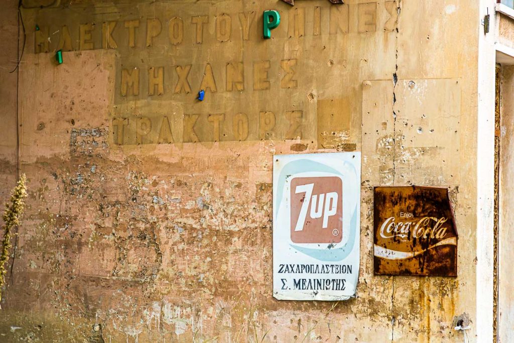 7up, Coca Cola und griechische Schrift. Griechische Zypioten begannen Anfang der 1950er Jahre damit, Varosia als Vorstadt von Famagusta zu errichten / © Foto: Georg Berg