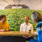 Nordic Wasabi Gründer Ragnar Atli Tomason, links im Bild und Olli Hall zuständig für Marketing und Verkauf vor der Fotowand des ersten Wasabi-Gewächshauses in Island / © Foto: Georg Berg