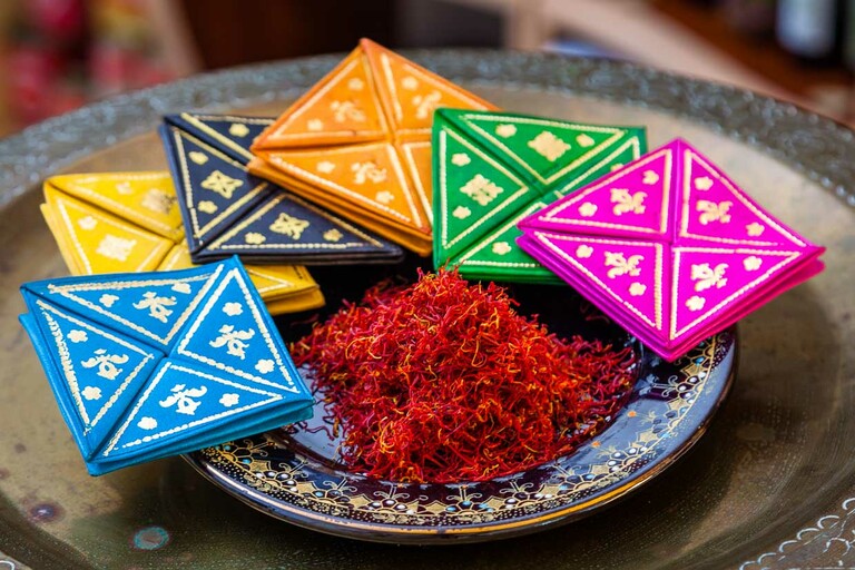 Georg a ramené la petite monnaie de son voyage en Orient. Tout comme l'épice la plus précieuse au monde, le safran / © Photo : Georg Berg