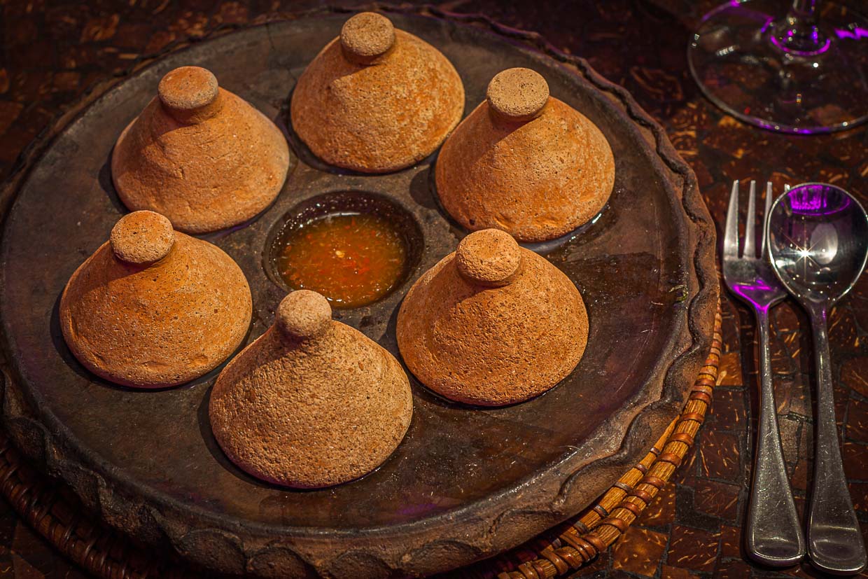 Couvertes de couvercles coniques en céramique, les Hanuman Oysters chaudes arrivent sur la table / © Photo : Georg Berg