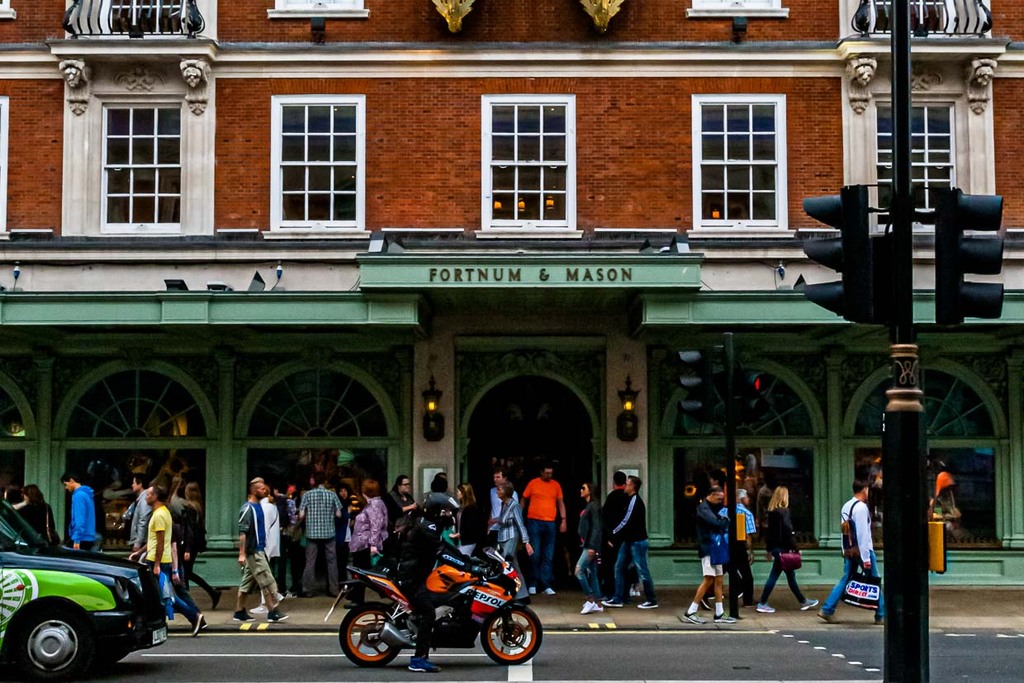 L'entrée animée du grand magasin Fortnum & Mason sur la rue Piccadilly à Londres / © Photo : Georg Berg