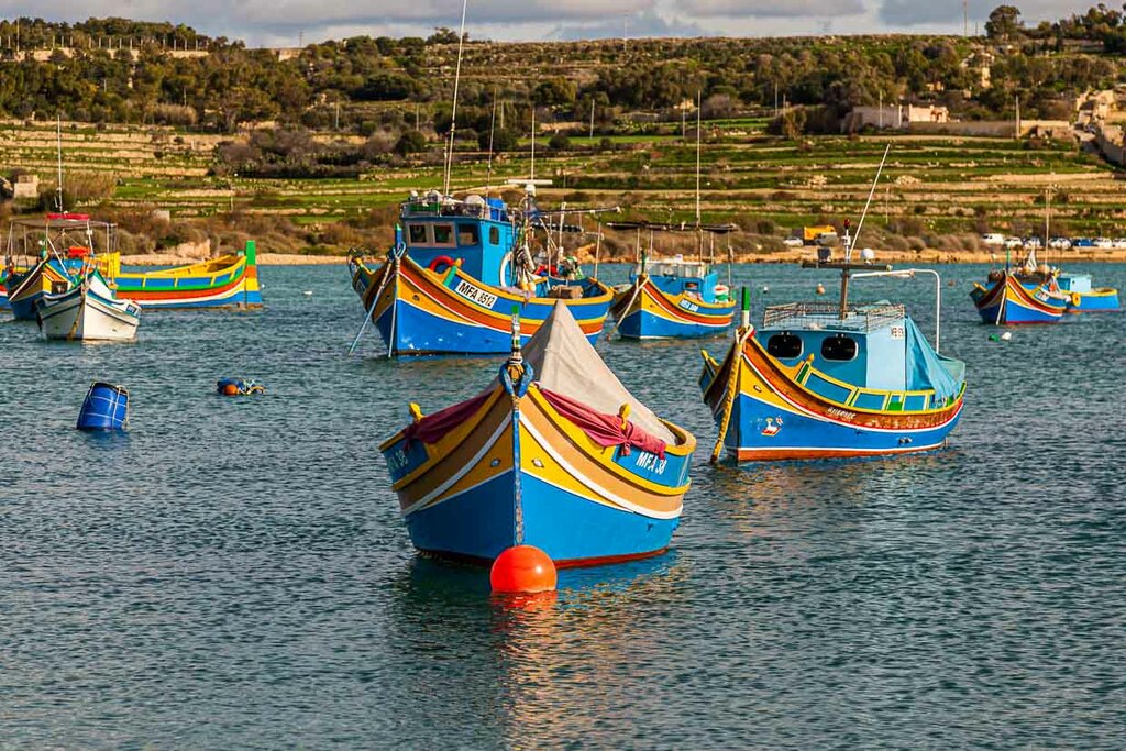 Port de pêche à Marsaxlokk, au sud-est de Malte. Il y a des ports grands et imposants comme celui de la capitale Valetta, mais les petits ports de pêche caractérisent la côte variée de Malte et Gozo / © Foto : Georg Berg