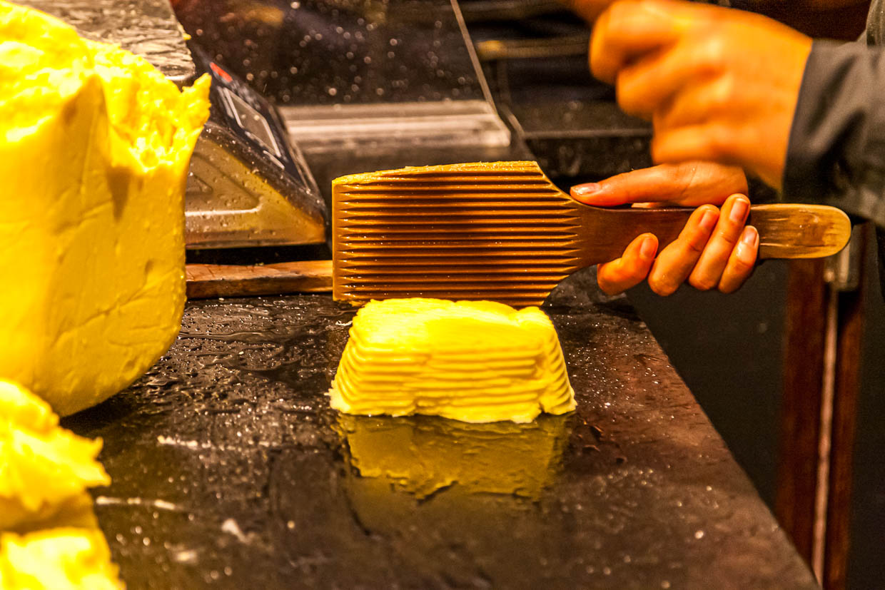 Dans la Maison de Beurre de Jean-Yves Bordier à Saint-Malo, des palettes de beurre font sortir l'eau du beurre / © Photo : Georg Berg