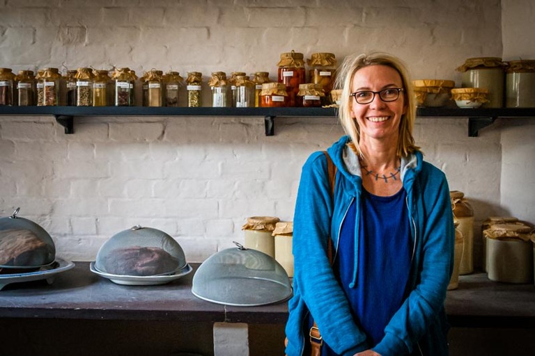 Angela Berg, rédactrice culinaire et fan de la Grande-Bretagne, dans la cuisine d'Audleys End. L'alternative à une visite de Downton Abbey si l'on voulait éviter les longues files d'attente au zénith du succès de la série