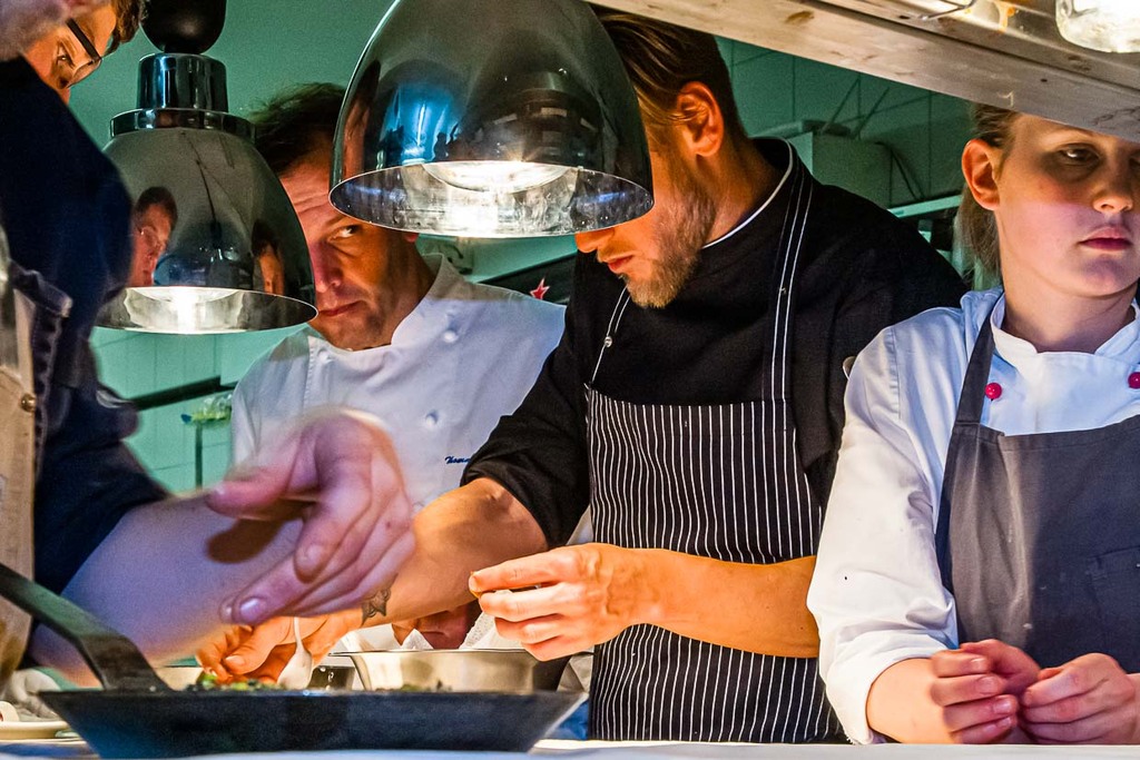 Calme, concentré et avec un œil sur tout, c'est ainsi que le chef étoilé Thomas Kellermann travaille avec son équipe en cuisine / © Photo : Georg Berg