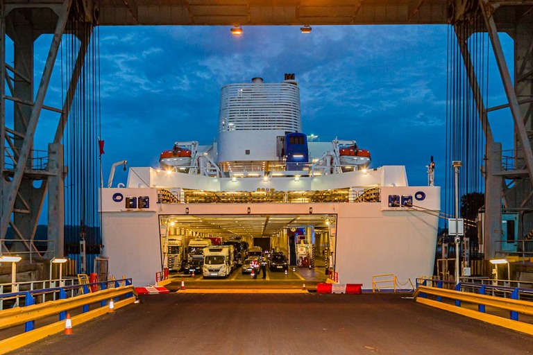 Le ventre de l'Armorique peut accueillir de nombreux véhicules / © Photo : Georg Berg