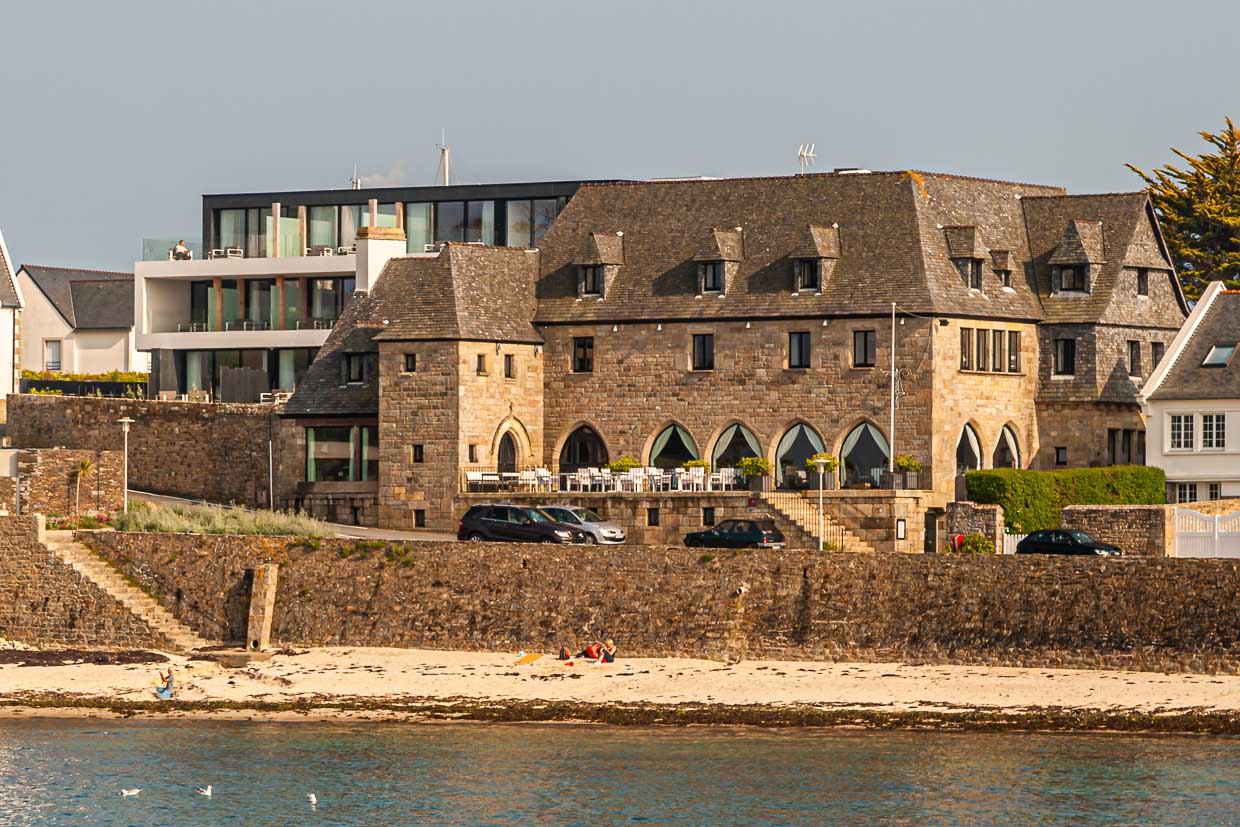 Le Relais & Chateaux Hotel Brittany & Spa se trouve sur la promenade du bord de mer avec une petite plage de sable / © Photo : Georg Berg