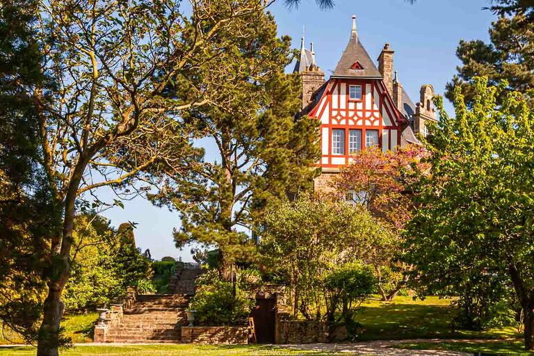Le Château de Richeux se cache derrière de grands arbres. C'est un hôtel avec l'excellent restaurant étoilé Le Coquillage / © Photo : Georg Berg