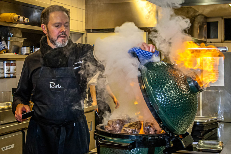 Le secret de la tendre poitrine de bœuf est de procéder dans l'ordre inverse : d'abord la réchauffer au four à feu doux, puis la griller à feu vif dans sa propre fumée juste avant de la découper / © Photo : Georg Berg