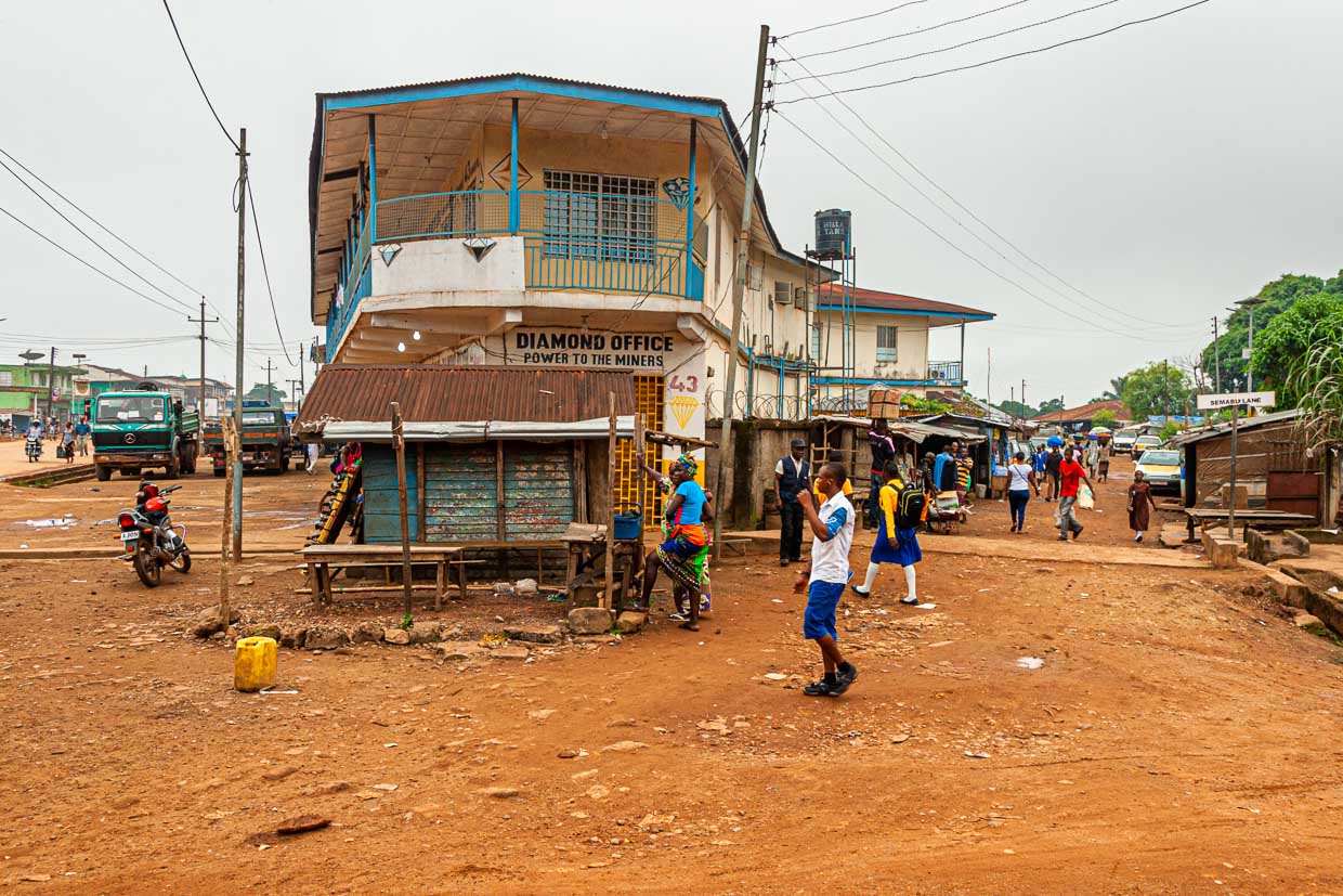 Rue à Kenema avec des magasins de diamantaires de Sierra Leone / © Photo : Georg Berg