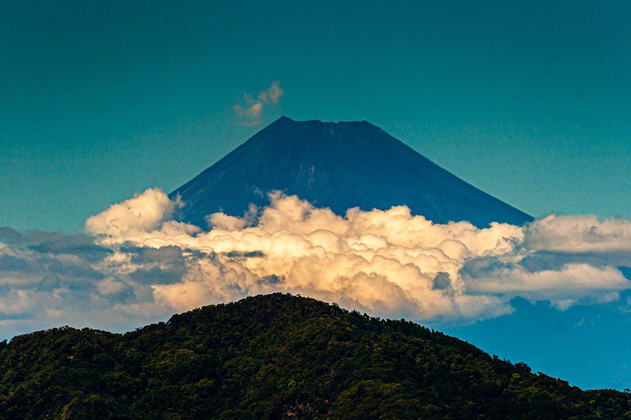Fuji se cache généralement derrière un voile de nuages, c'est pourquoi il est vénéré au Japon comme une déesse timide / © Photo : Georg Berg