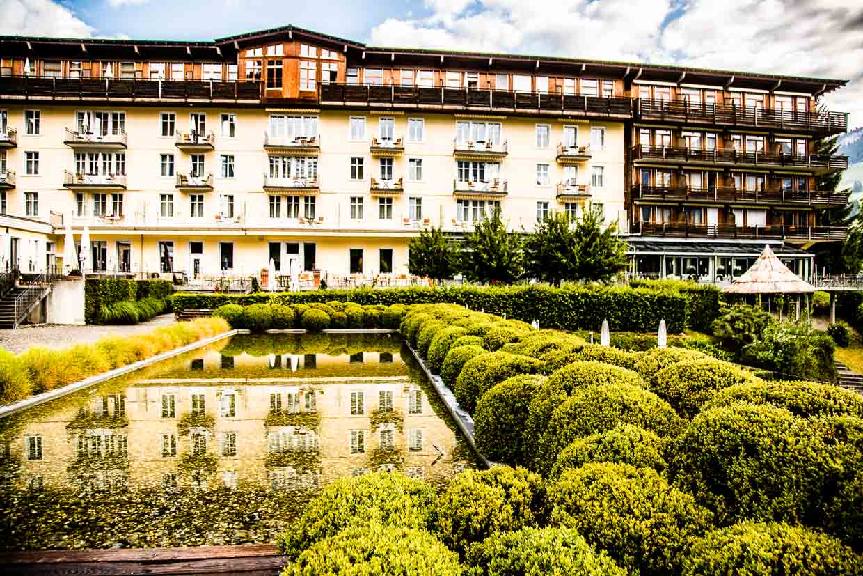L'hôtel Lenkerhof se trouve au milieu d'un terrain ressemblant à un parc, à la périphérie de Lenk. 80 chambres ont un balcon orienté vers le sud / © Photo : Georg Berg