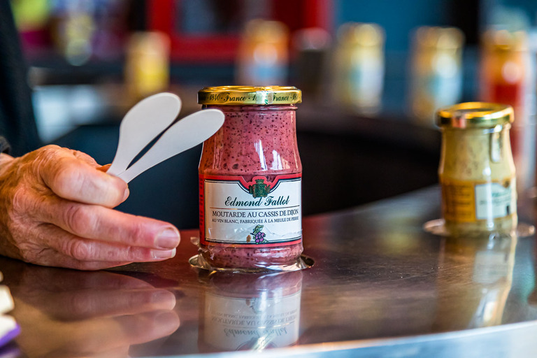 De nombreuses moutardes aromatisées contiennent encore les coques de moutarde. Elles font partie des moutardes grossières et sont affinées avec d'autres spécialités bourguignonnes comme le cassis, le cassis ou avec du pain d'épices / © Photo : Georg Berg