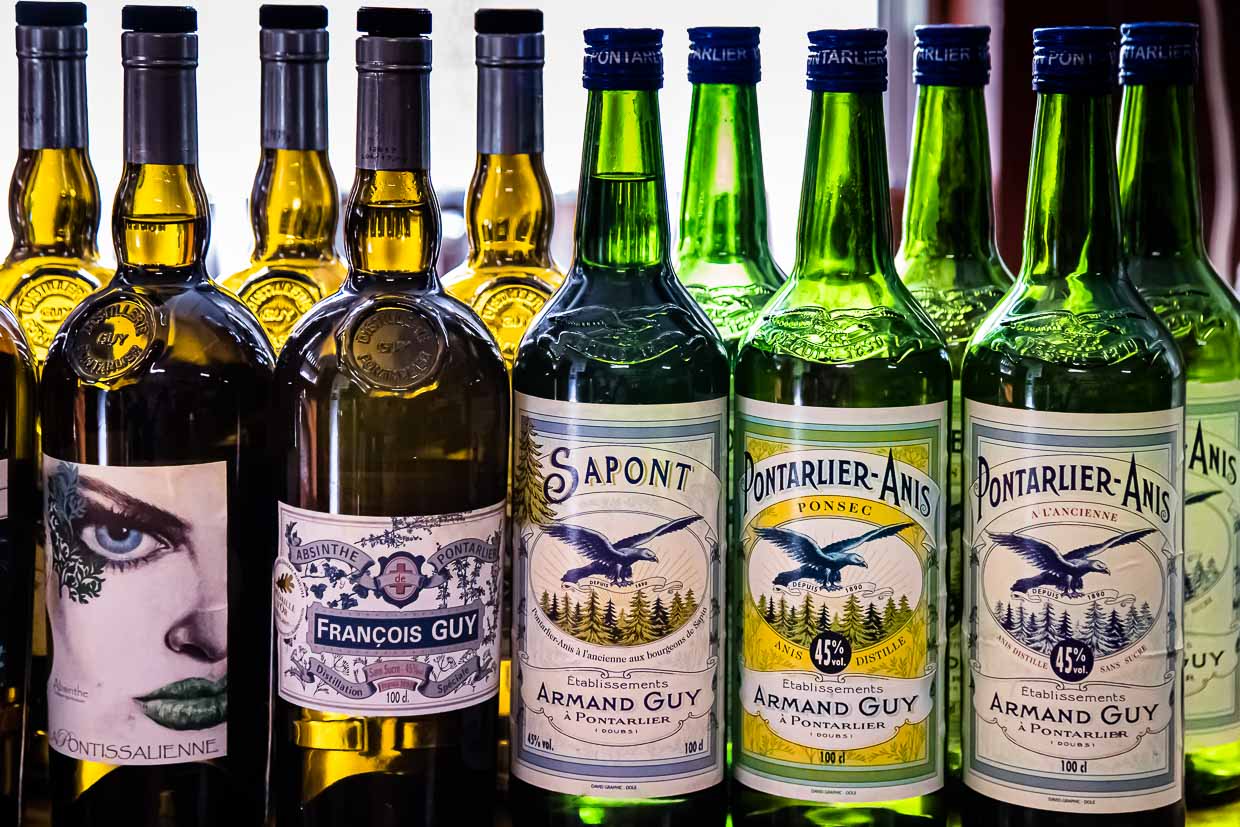 Produits d'absinthe de la distillerie Bottles Armand Guy à Portarlier, France / © Photo : Georg Berg
