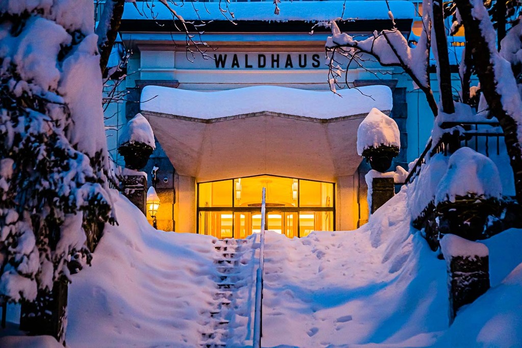 Tôt le matin, en hiver, la neige est déblayée devant le portail d'entrée / © Photo : Georg Berg