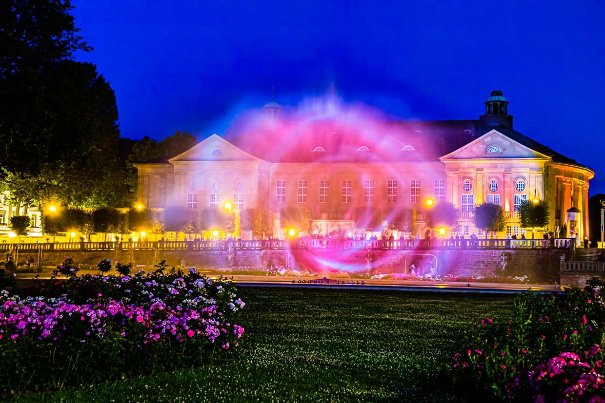 Projection multimédia sur la fontaine de la roseraie de Bad Kissingen. Illumination nocturne de la fontaine de l'éventail à Bad Kissingen, Allemagne / © Photo : Georg Berg