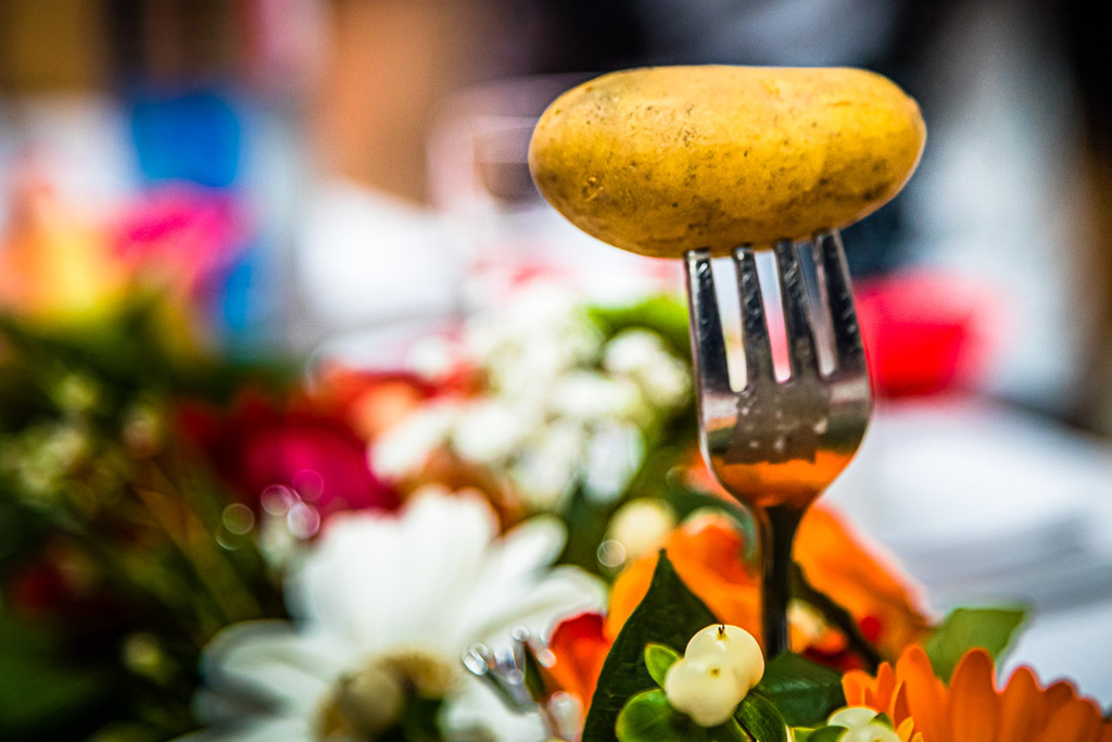 Pomme de terre décorative sur la fourchette / © Photo : Georg Berg