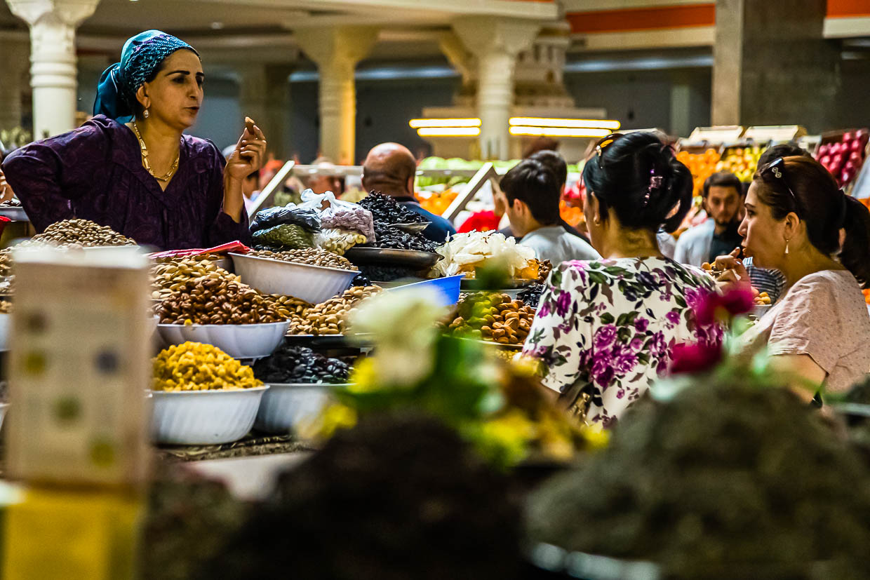 A l'intérieur du marché couvert principal de Douchanbé, la capitale du Tadjikistan / © Photo : Georg Berg