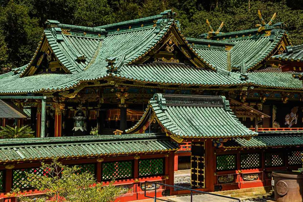 Sanctuaire Kunozan Toshogu à Shizuoka, Japon. Les toits métalliques réfractaires des bâtiments sont richement décorés / © Photo : Georg Berg