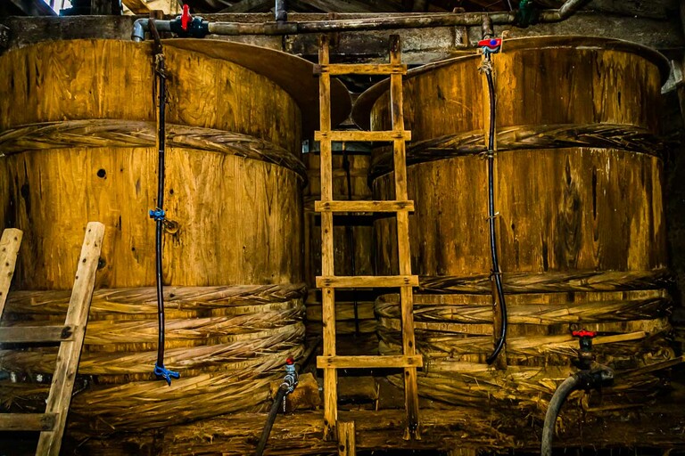 Fabrication de sauce soja japonaise dans la manufacture Mejiiya Shoyu de 1872 / © Photo : Georg Berg
